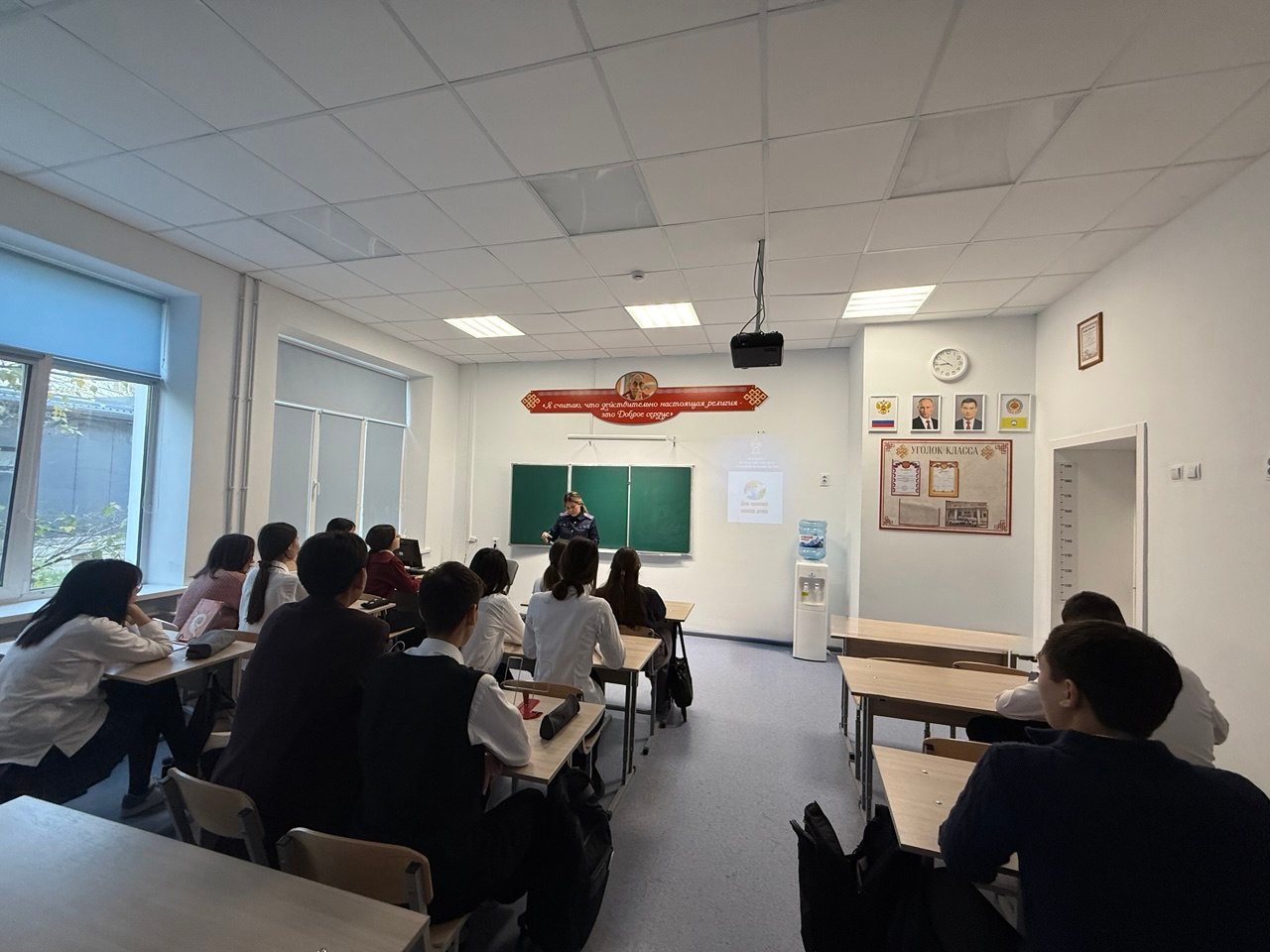 Во Всероссийский день правовой помощи детям следователи провели для учащихся уроки правовой грамотности Во Всероссийский день правовой помощи детям следователи провели для учащихся уроки правовой грамотности