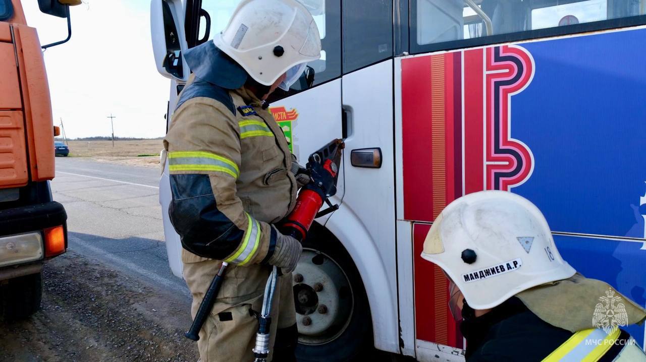 В Калмыкии прошла практическая часть командно-штабных учений с участием сил территориальной подсистемы РСЧС В Калмыкии прошла практическая часть командно-штабных учений с участием сил территориальной подсистемы РСЧС