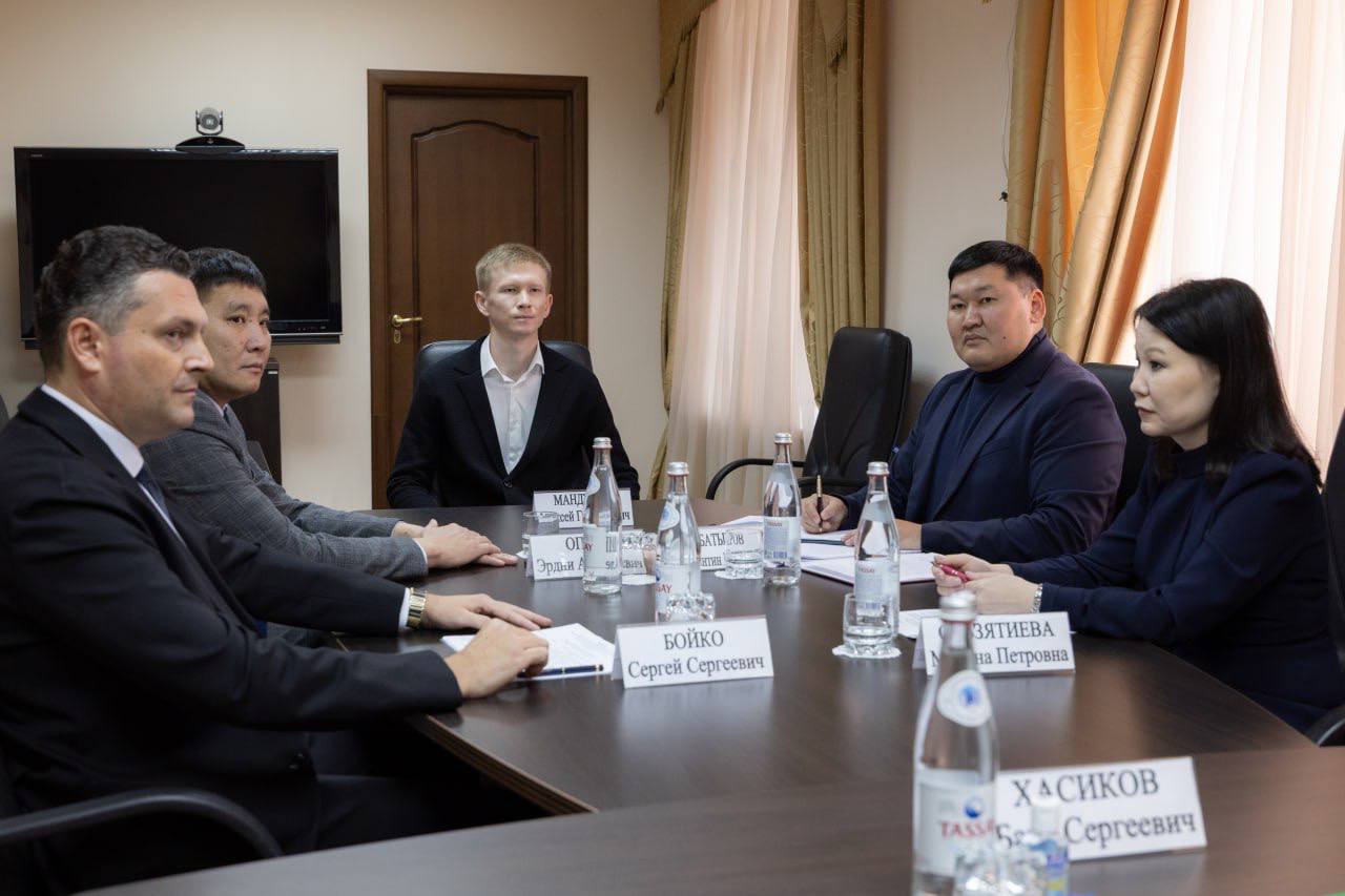 По поручению Президента России Владимира Владимировича Путина, Глава Калмыкии Бату Хасиков провел личный прием граждан По поручению Президента России Владимира Владимировича Путина, Глава Калмыкии Бату Хасиков провел личный прием граждан