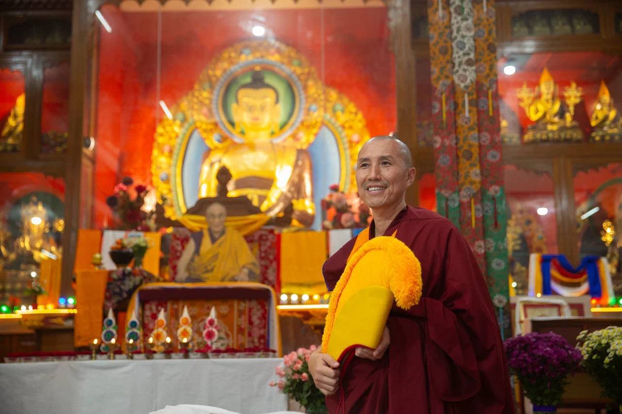 Поздравляем уважаемого геше-лхарамба Тензин Норзанга (Санала Мукубенова) с получением высшей академической степени в буддийской философии!