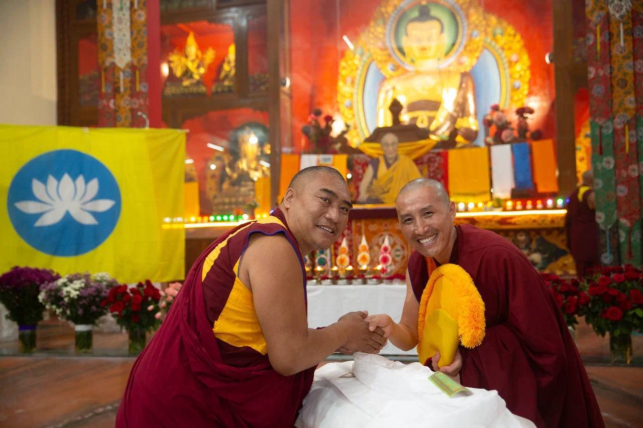 Поздравляем уважаемого геше-лхарамба Тензин Норзанга (Санала Мукубенова) с получением высшей академической степени в буддийской философии! Поздравляем уважаемого геше-лхарамба Тензин Норзанга (Санала Мукубенова) с получением высшей академической степени в буддийской философии!