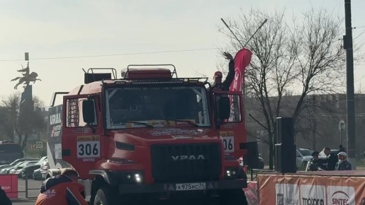 Сейчас идет парад экипажей - участников финала Чемпионата России по ралли рейдам - баха «Великая степь»