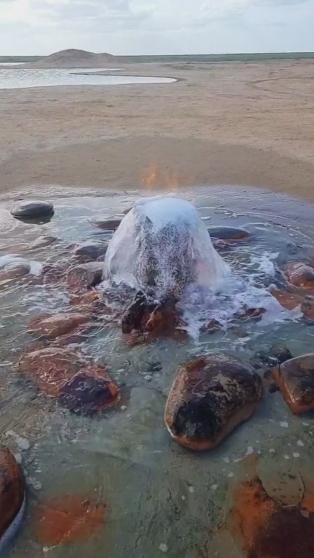 Гейзер в огне — уникальное природное явление, расположенное в Республике Калмыкия на юге России