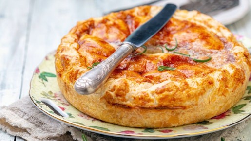 Заливной пирог на кефире можно приготовить за полчаса: его пышность вас поразит