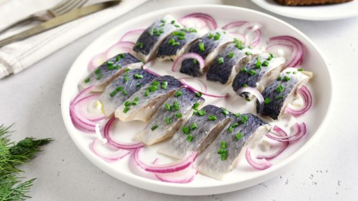 Так селедку засаливали еще в СССР: рыба получается пряной и нежной