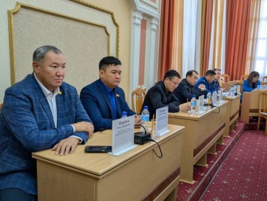 По поручению Председателя Народного Хурала (Парламента) Республики Калмыкия Артема Михайлова депутаты Олег Пюрбеев и Зулта Цекиров приняли участие в тринадцатом внеочередном заседании Элистинского городского Собрания...