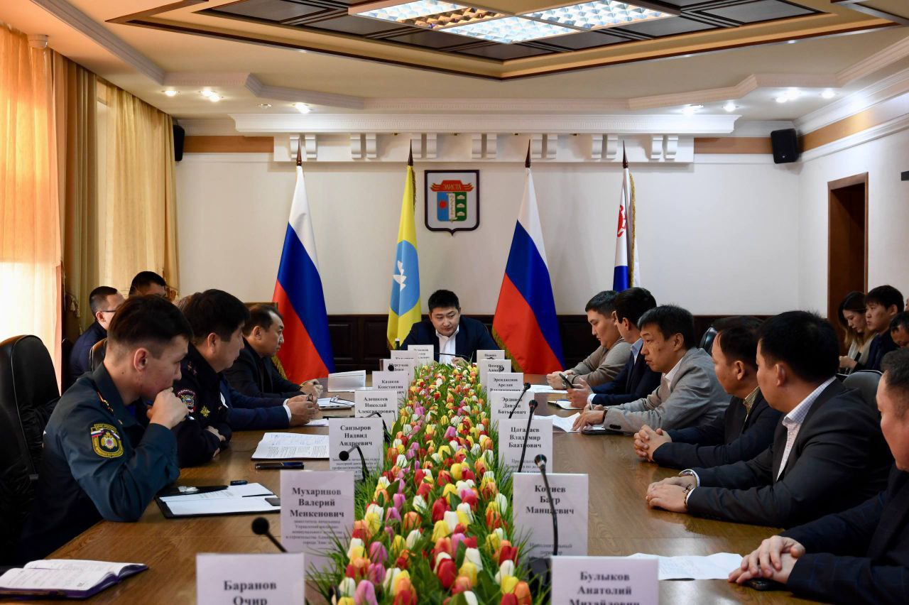 Глава Администрации города Элисты Алдар Лиджиков провел еженедельное аппаратное совещание