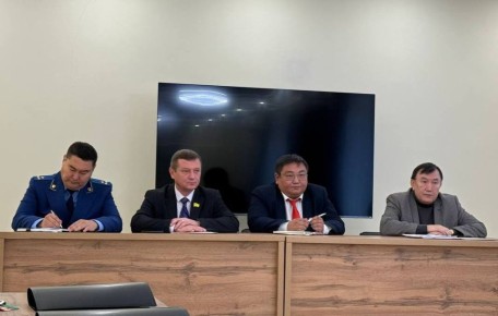 Председатель парламента Республики Калмыкия Артем Михайлов в рамках рабочей поездки в Приютненский район принял участие в очередной сессии местного Собрания депутатов