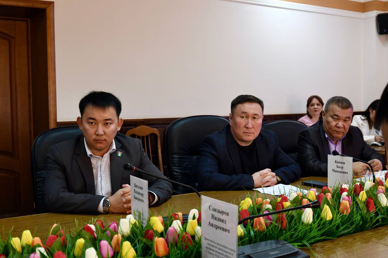 Глава Администрации города Элисты Алдар Лиджиков провел еженедельное аппаратное совещание Глава Администрации города Элисты Алдар Лиджиков провел еженедельное аппаратное совещание