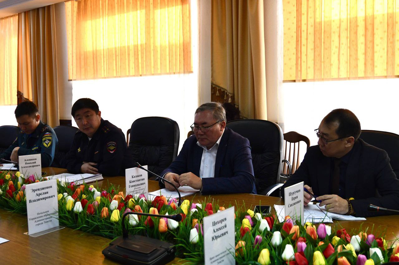 Глава Администрации города Элисты Алдар Лиджиков провел еженедельное аппаратное совещание Глава Администрации города Элисты Алдар Лиджиков провел еженедельное аппаратное совещание