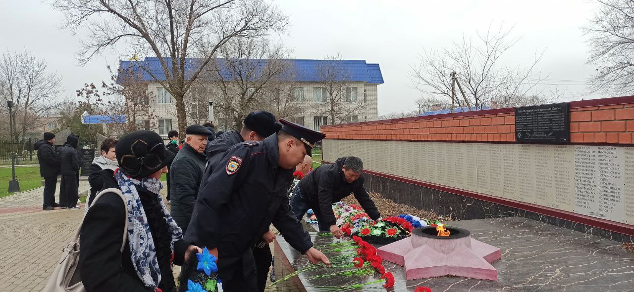 Люди! Покуда сердца стучатся Люди! Покуда сердца стучатся