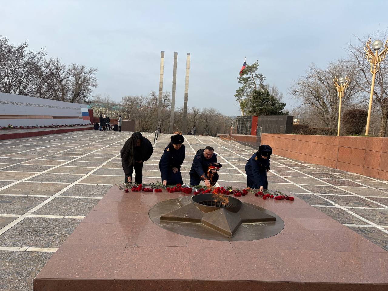 Сотрудники следственного управления возложили цветы в память о Неизвестном солдате Сотрудники следственного управления возложили цветы в память о Неизвестном солдате