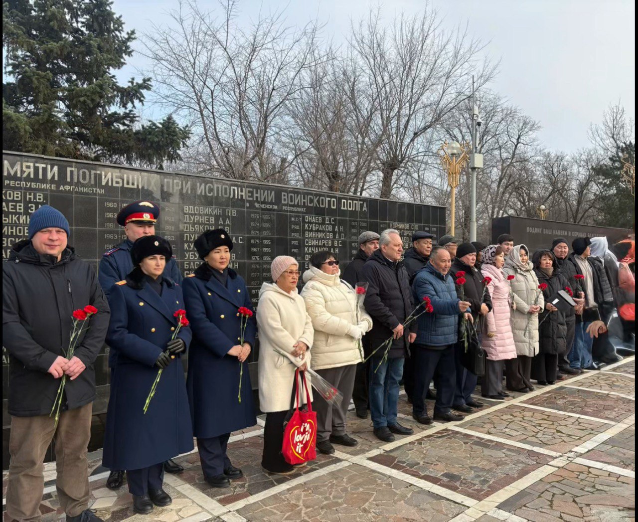 Сотрудники следственного управления возложили цветы в память о Неизвестном солдате Сотрудники следственного управления возложили цветы в память о Неизвестном солдате