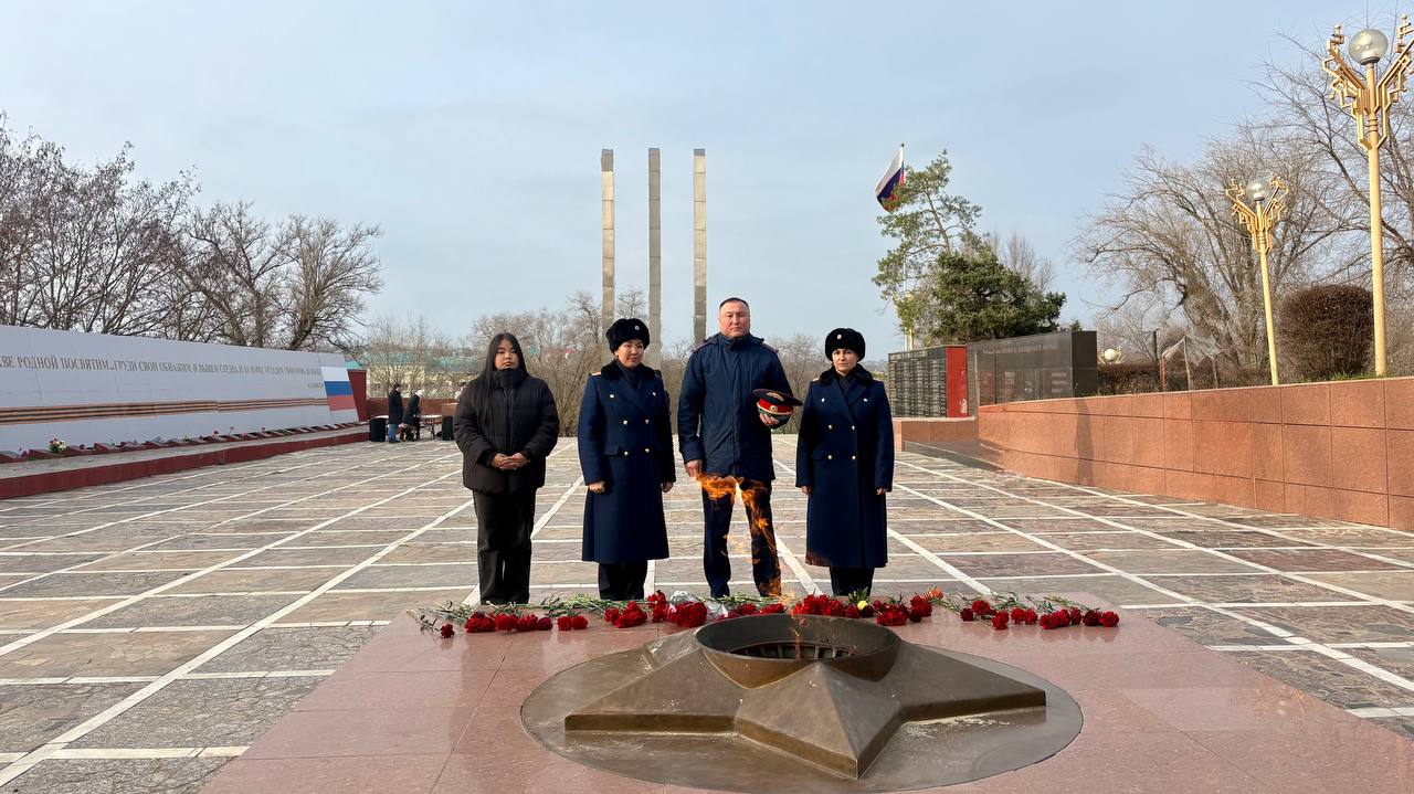 Сотрудники следственного управления возложили цветы в память о Неизвестном солдате