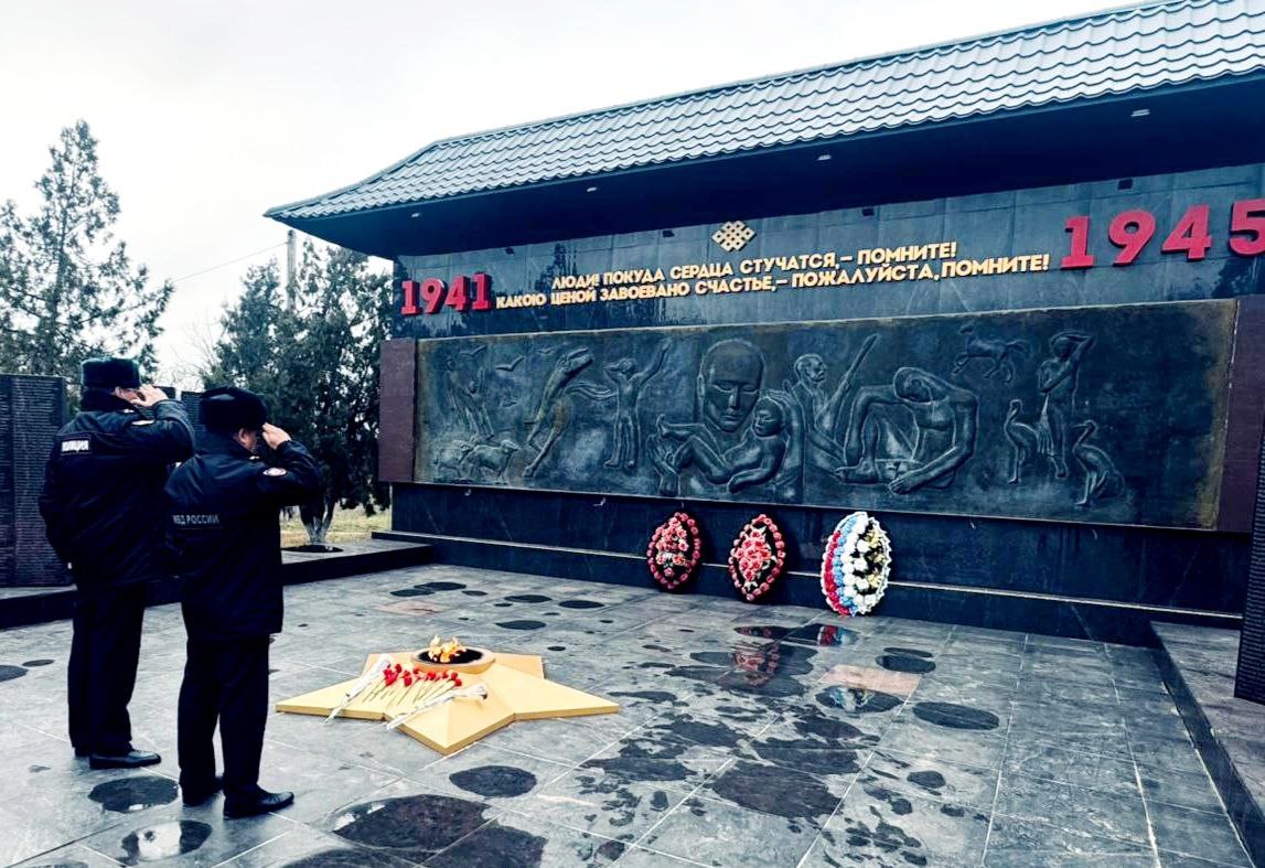 Люди! Покуда сердца стучатся Люди! Покуда сердца стучатся