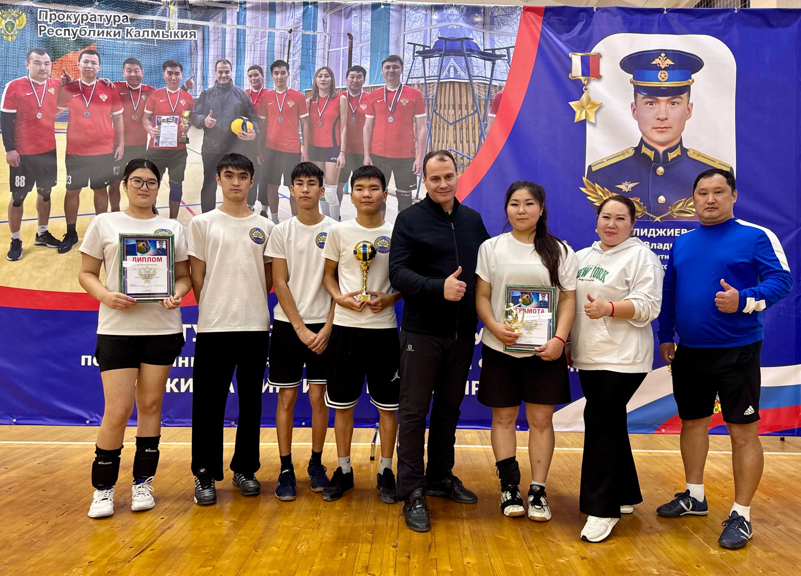 В минувшую субботу, 06 декабря 2025 года, в преддверии Дня Героев Отечества в спортивном зале Республиканской комплексной спортивной школы олимпийского резерва прокуратурой Республики Калмыкия проведен турнир по волейболу... В минувшую субботу, 06 декабря 2025 года, в преддверии Дня Героев Отечества в спортивном зале Республиканской комплексной спортивной школы олимпийского резерва прокуратурой Республики Калмыкия проведен турнир по волейболу...