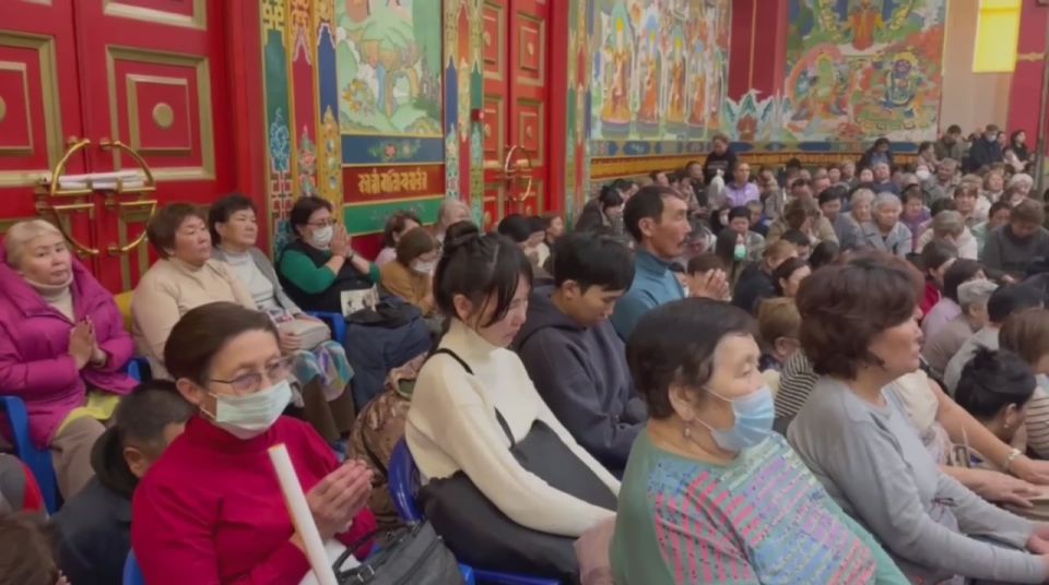 В рамках ежегодных практик продления жизни «Нас утдуллн» в Центральном хуруле «Золотая обитель Будды Шакьямуни» состоялся молебен