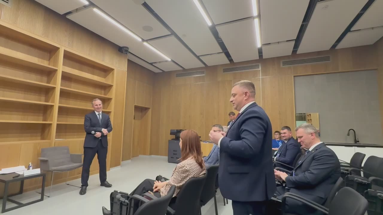 Максим Сорокин: Как уже говорил, на форуме была возможность задать вопросы напрямую федеральным министрам, губернаторам, сенаторам, депутатам Госдумы