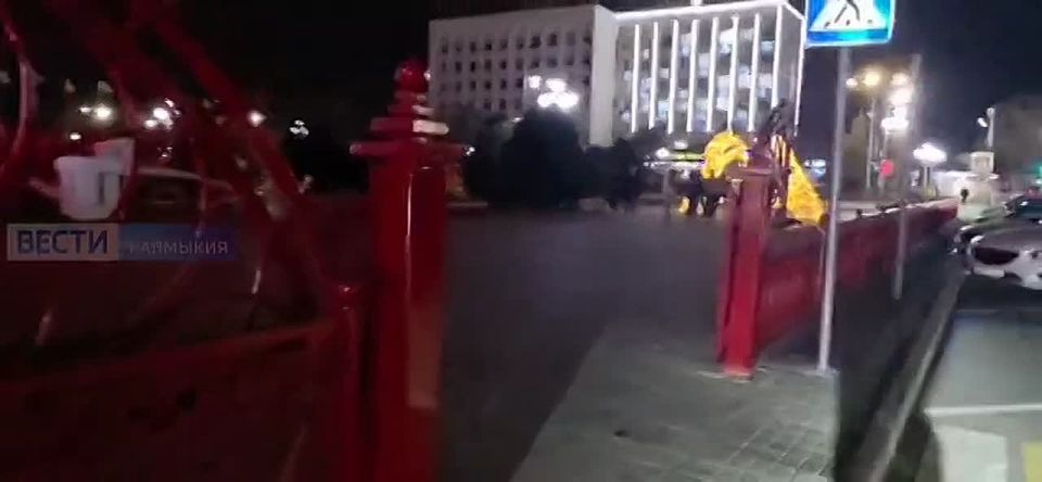 В центре Элисты, на площади «Пагода семи дней», появилась праздничная новогодняя ёлка, а также яркие тематические украшения