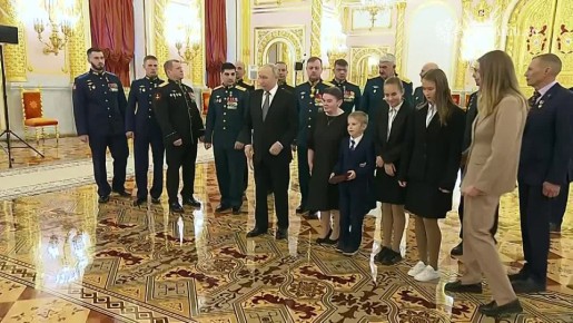 «Будь здоров!». Милый момент произошёл после торжественной церемонии в Кремле, где награждали героев России