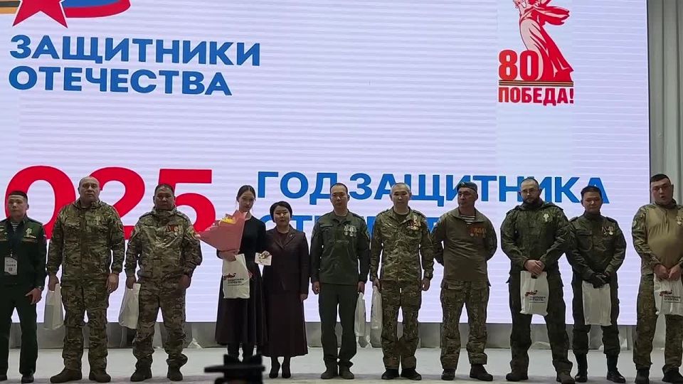 Гиляна Герасимовна вручила государственные награды Республики Калмыкия - медали Эрдни Теледжиевича Деликова - участникам специальной военной операции, которые проявили мужество и отвагу на полях СВО