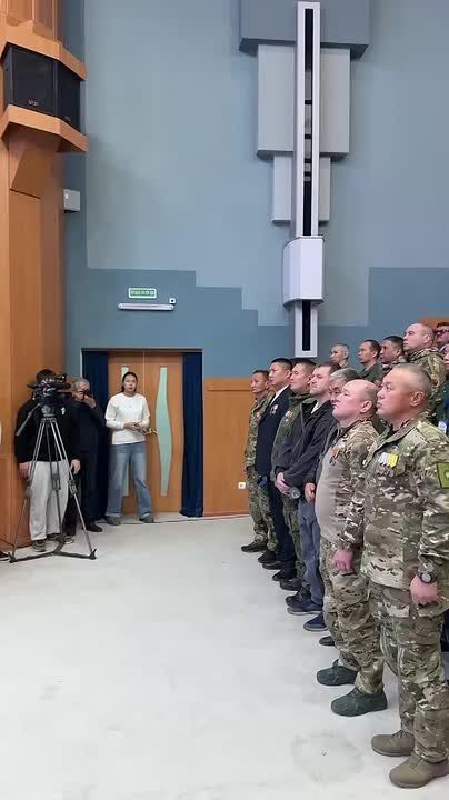 В первом ряду наши сегодняшние Герои - участники специальной военной операции