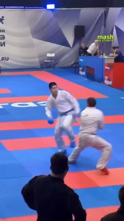 В сети стремительно разлетается ролик с первенства России по каратэ — калмыцкий каратист Александр Бамбышев отправил соперника в эффектный нокаут