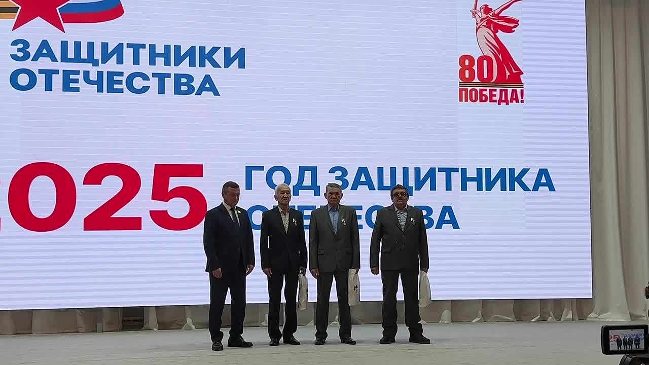 Отцы героев - участников СВО получили медали общественного признания «Отец солдата» из рук Председателя Народного Хурала РК Артема Михайлова