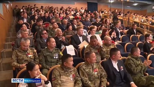 Сегодня в Элисте состоялось торжественное закрытие «Года защитника Отечества», объявленного Указом Президента в честь героев и в память о подвигах предков, защищавших Родину в разные исторические эпохи