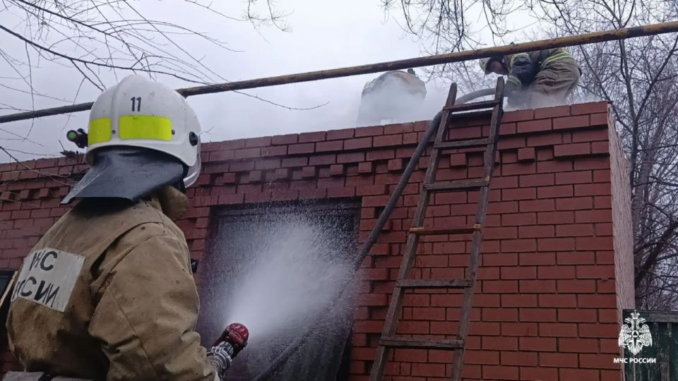 Огнеборцы ликвидировали возгорание жилой пристройки в селе Яшалта