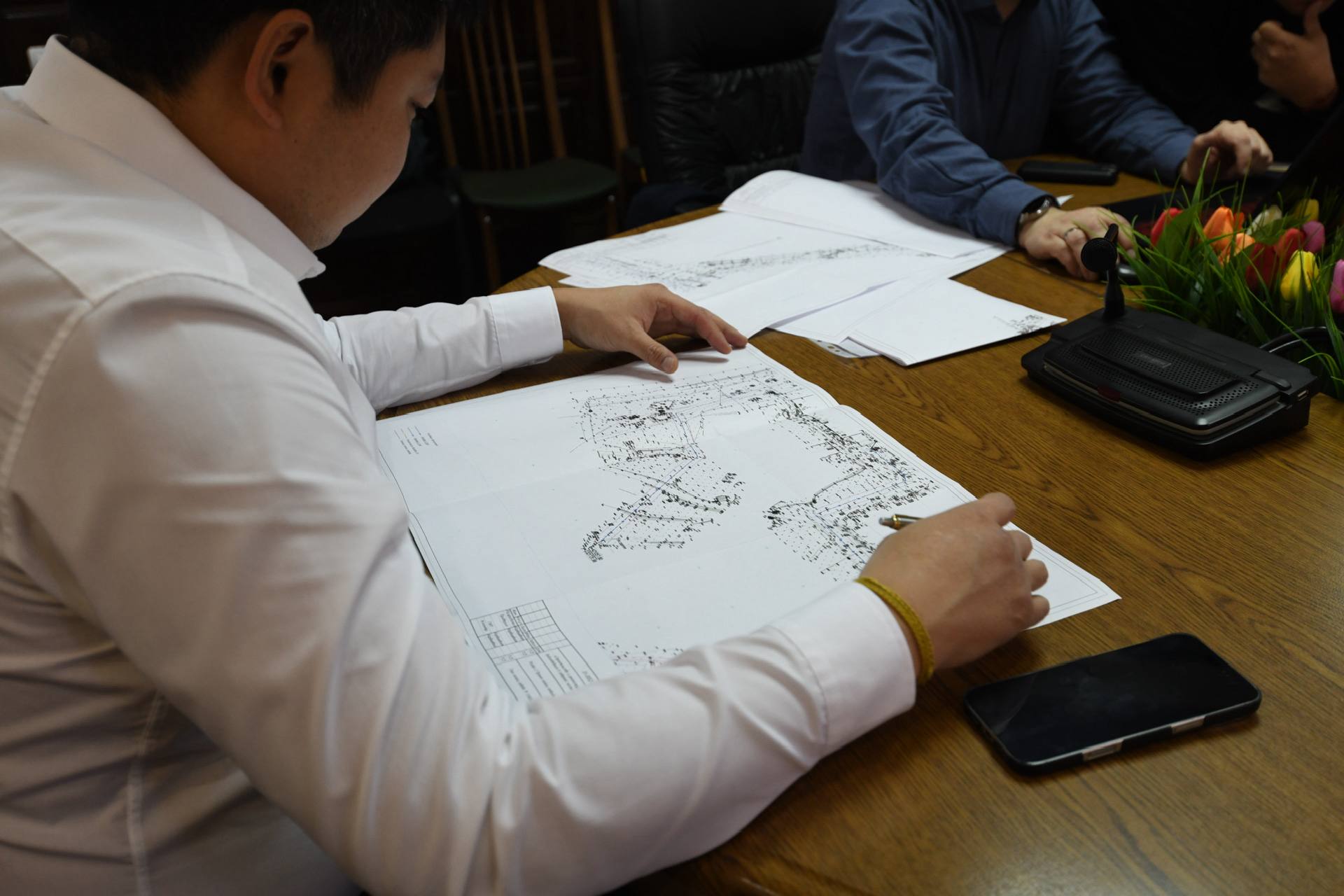 Алдар Лиджиков: С коллегами из ресурсоснабжающих организаций, Министерства ЖКХ и представителем проектной фирмы обсудили предстоящее строительство инфраструктурного блока, состоящего из капитальных сооружений водоподачи и... Алдар Лиджиков: С коллегами из ресурсоснабжающих организаций, Министерства ЖКХ и представителем проектной фирмы обсудили предстоящее строительство инфраструктурного блока, состоящего из капитальных сооружений водоподачи и...