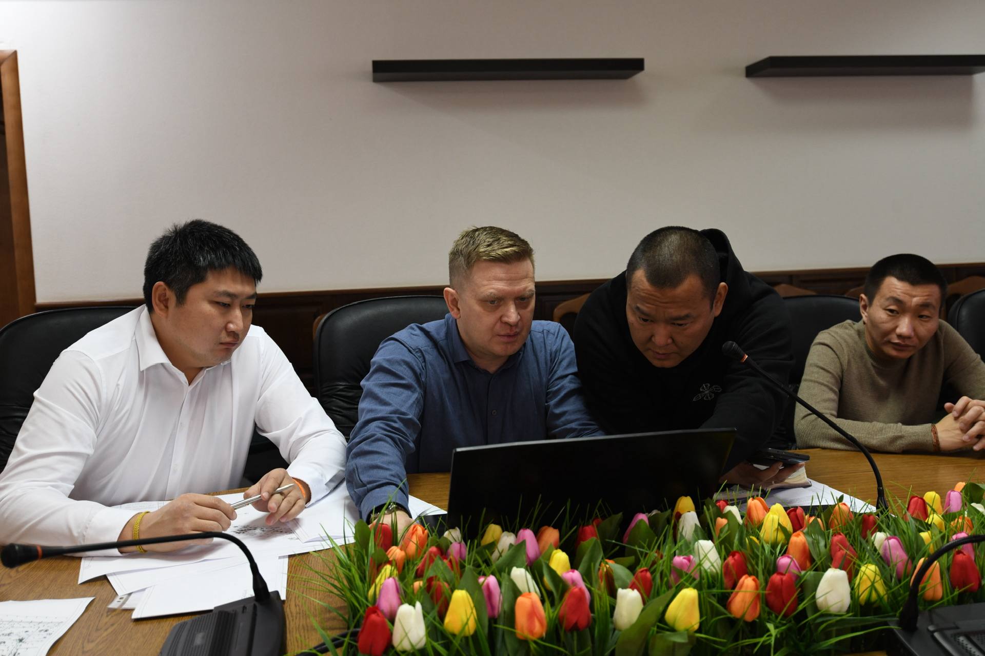 Алдар Лиджиков: С коллегами из ресурсоснабжающих организаций, Министерства ЖКХ и представителем проектной фирмы обсудили предстоящее строительство инфраструктурного блока, состоящего из капитальных сооружений водоподачи и... Алдар Лиджиков: С коллегами из ресурсоснабжающих организаций, Министерства ЖКХ и представителем проектной фирмы обсудили предстоящее строительство инфраструктурного блока, состоящего из капитальных сооружений водоподачи и...