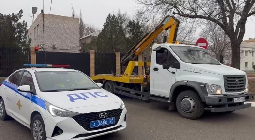 Работает эвакуатор!. Неправильная парковка затрудняет проезд общественного транспорта, экстренных служб и других автомобилей