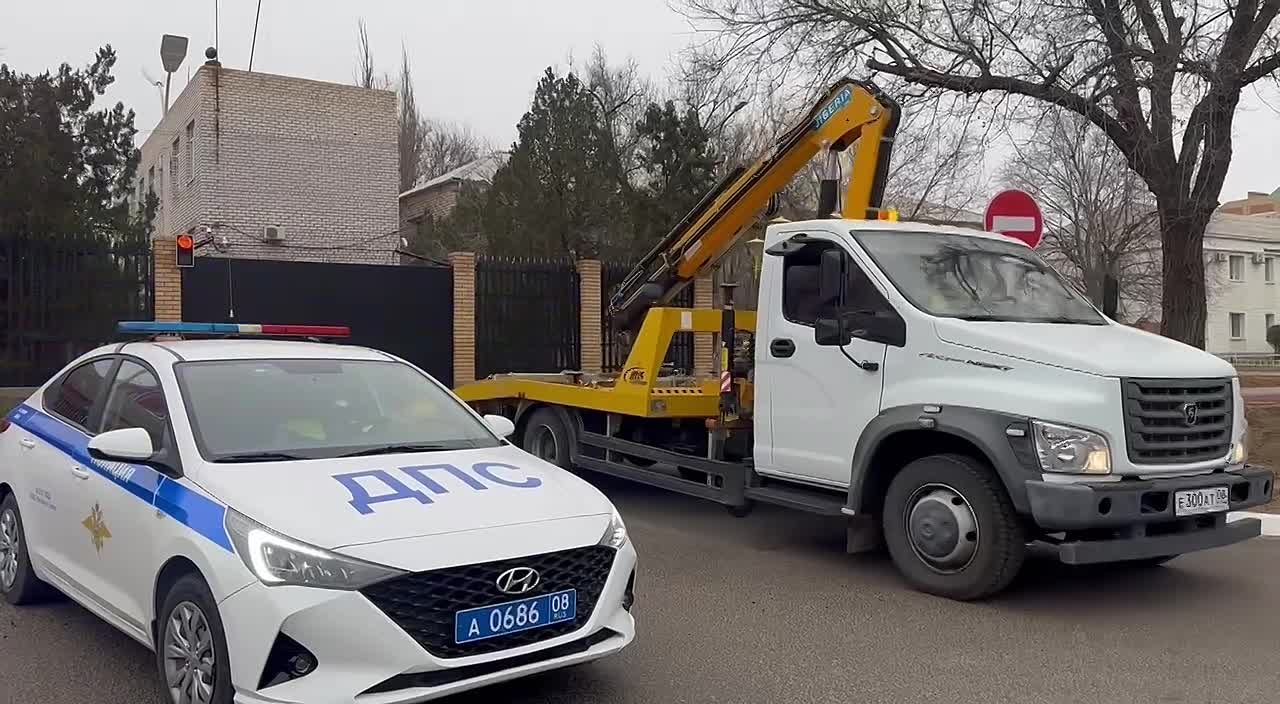 Работает эвакуатор!. Неправильная парковка затрудняет проезд общественного транспорта, экстренных служб и других автомобилей