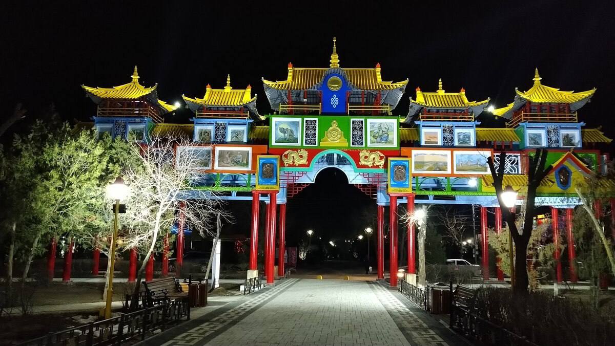 Новый год к нам мчится!. В преддверии Нового года город погружается в атмосферу волшебства и праздника - украшаются общественные пространства, появляются новогодние декорации, ставятся и наряжаются ёлки Новый год к нам мчится!. В преддверии Нового года город погружается в атмосферу волшебства и праздника - украшаются общественные пространства, появляются новогодние декорации, ставятся и наряжаются ёлки