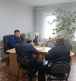В преддверии дня Конституции Российской Федерации прокурор Малодербетовского района провел выездной прием граждан