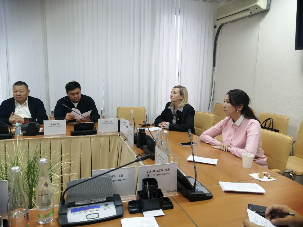 Под председательством руководителя фракции Артема Михайлова состоялось заседание фракции ВПП «ЕДИНАЯ РОССИЯ» в Народном Хурале (Парламенте) Республики Калмыкия