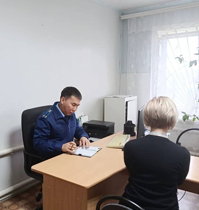 В преддверии дня Конституции Российской Федерации прокурор Малодербетовского района провел выездной прием граждан В преддверии дня Конституции Российской Федерации прокурор Малодербетовского района провел выездной прием граждан