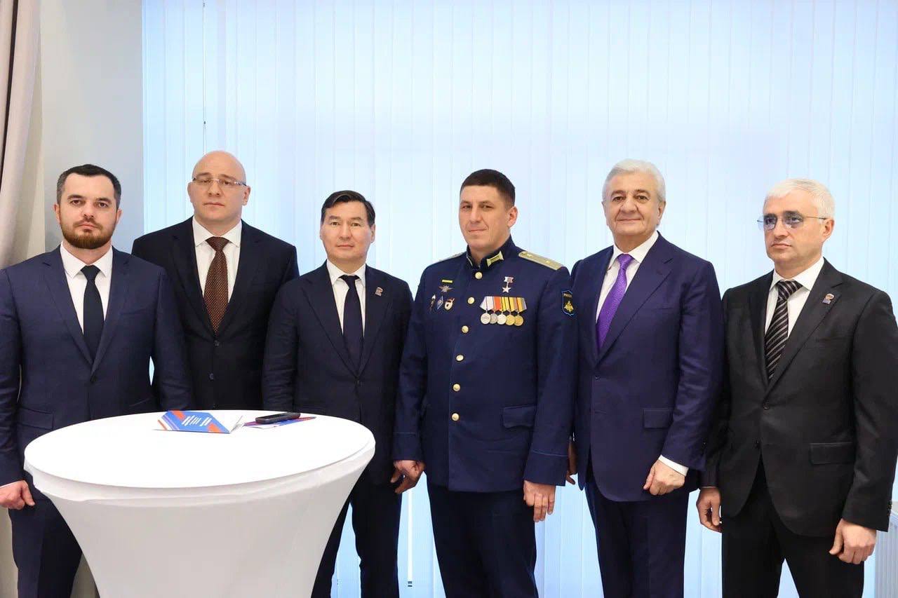 Бату Хасиков: Принял участие в заседании Генерального совета партии «Единая Россия» под председательством Дмитрия Анатольевича Медведева Бату Хасиков: Принял участие в заседании Генерального совета партии «Единая Россия» под председательством Дмитрия Анатольевича Медведева