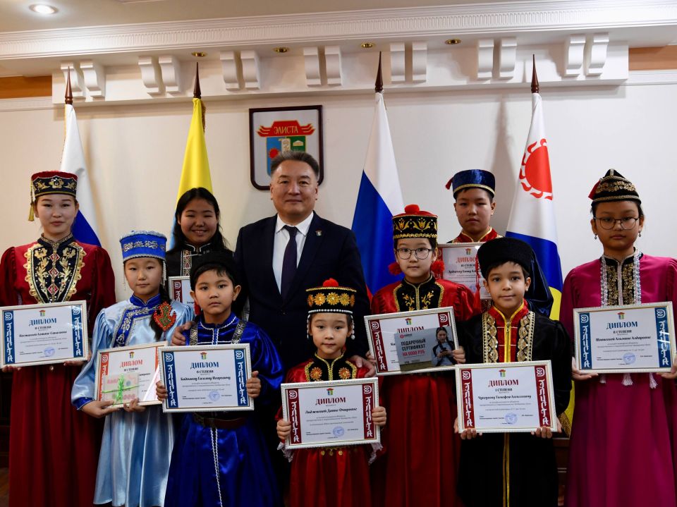 В Администрации города Элисты состоялась церемония награждения участников онлайн-конкурса «Йорялч», приуроченного к национальному празднику «ЗУЛ»