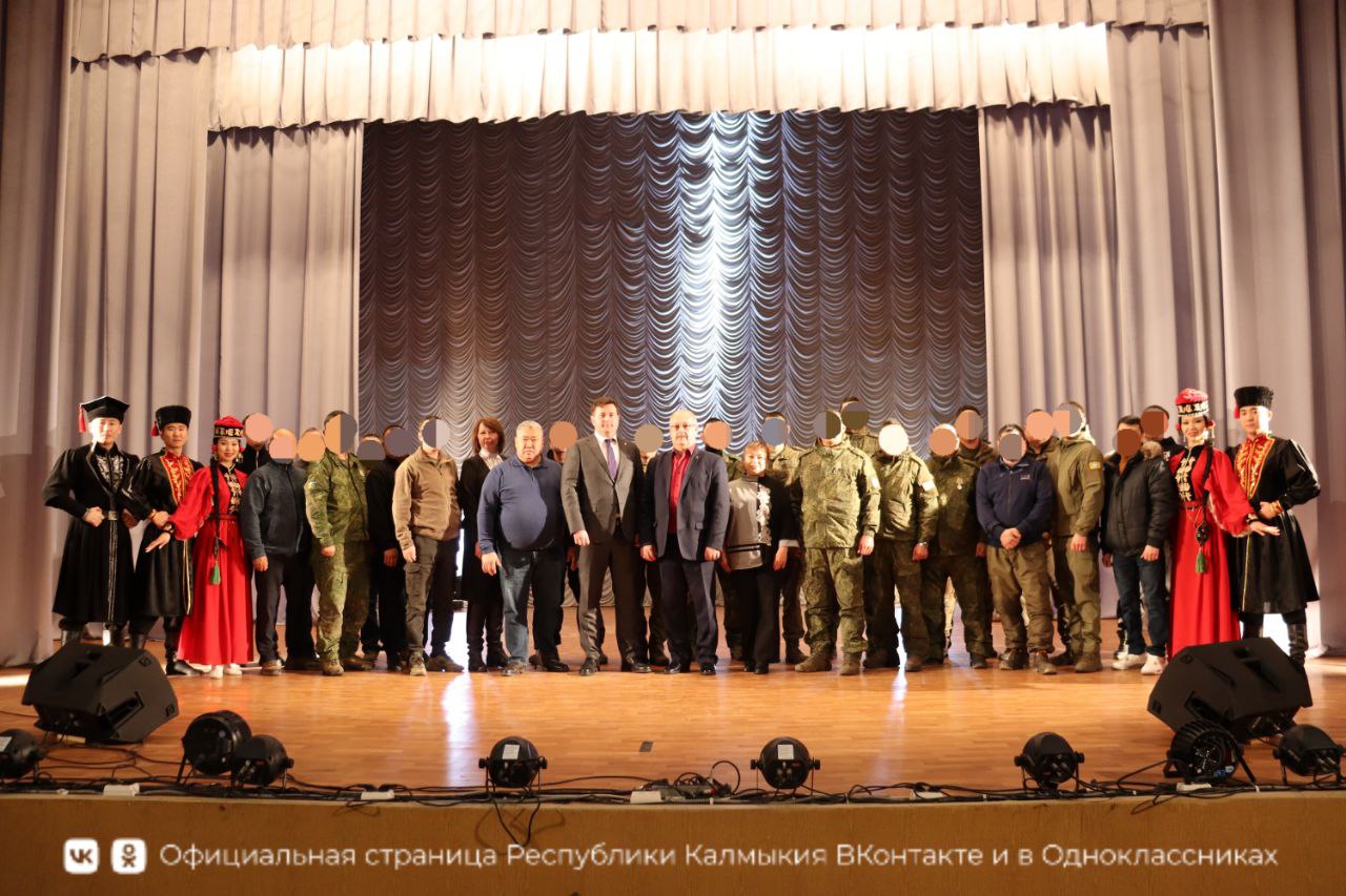В городе Антрацит Луганской Народной Республики прошло торжественное награждение шестерых участников специальной военной операции государственной наградой Республики Калмыкия — медалями имени Э.Т. Деликова В городе Антрацит Луганской Народной Республики прошло торжественное награждение шестерых участников специальной военной операции государственной наградой Республики Калмыкия — медалями имени Э.Т. Деликова