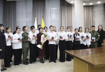 «Мы – граждане России!»: юные лидеры Калмыкии получили первые паспорта