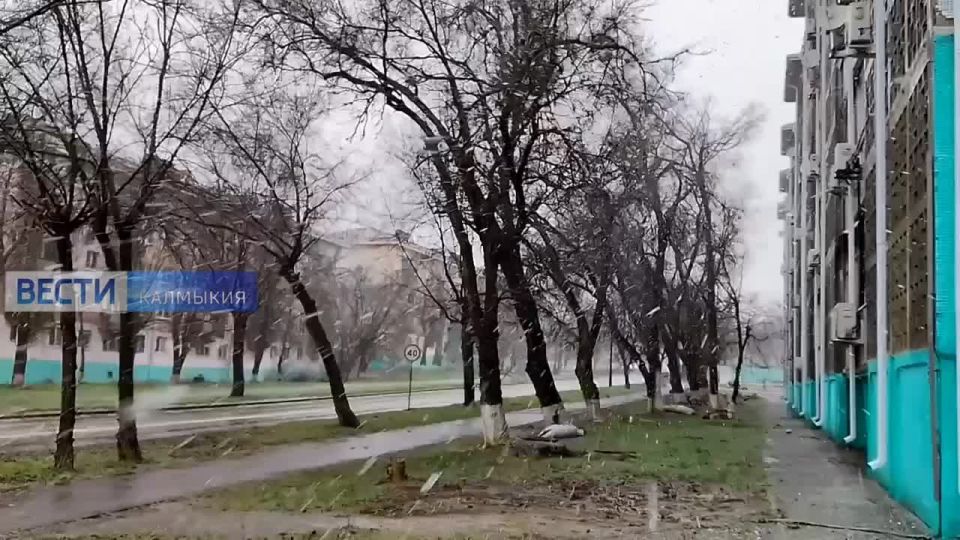 Наши подписчики делятся кадрами непогоды в Калмыкии