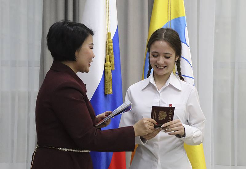 «Мы – граждане России!»: юные лидеры Калмыкии получили первые паспорта «Мы – граждане России!»: юные лидеры Калмыкии получили первые паспорта