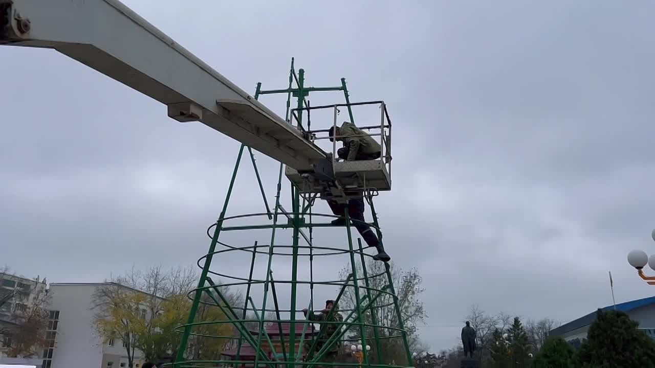 В Элисте на «Пагоде Семи Дней» украсили новогоднюю елку