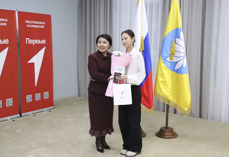 «Мы – граждане России!»: юные лидеры Калмыкии получили первые паспорта «Мы – граждане России!»: юные лидеры Калмыкии получили первые паспорта