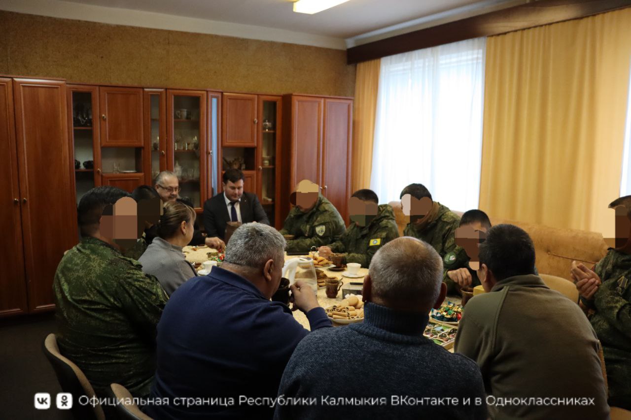 В городе Антрацит Луганской Народной Республики прошло торжественное награждение шестерых участников специальной военной операции государственной наградой Республики Калмыкия — медалями имени Э.Т. Деликова В городе Антрацит Луганской Народной Республики прошло торжественное награждение шестерых участников специальной военной операции государственной наградой Республики Калмыкия — медалями имени Э.Т. Деликова