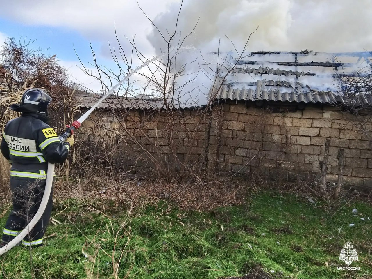 В Элисте потушен пожар.. Сообщение о возгорании в переулке Гермашева поступило на пульт пожарной охраны сегодня в 11:33. По прибытии подразделения элистинского пожарно-спасательного гарнизона выяснилось, что горит кровля... В Элисте потушен пожар.. Сообщение о возгорании в переулке Гермашева поступило на пульт пожарной охраны сегодня в 11:33. По прибытии подразделения элистинского пожарно-спасательного гарнизона выяснилось, что горит кровля...