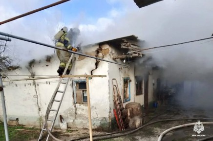 В Элисте потушен пожар.. Сообщение о возгорании в переулке Гермашева поступило на пульт пожарной охраны сегодня в 11:33. По прибытии подразделения элистинского пожарно-спасательного гарнизона выяснилось, что горит кровля...