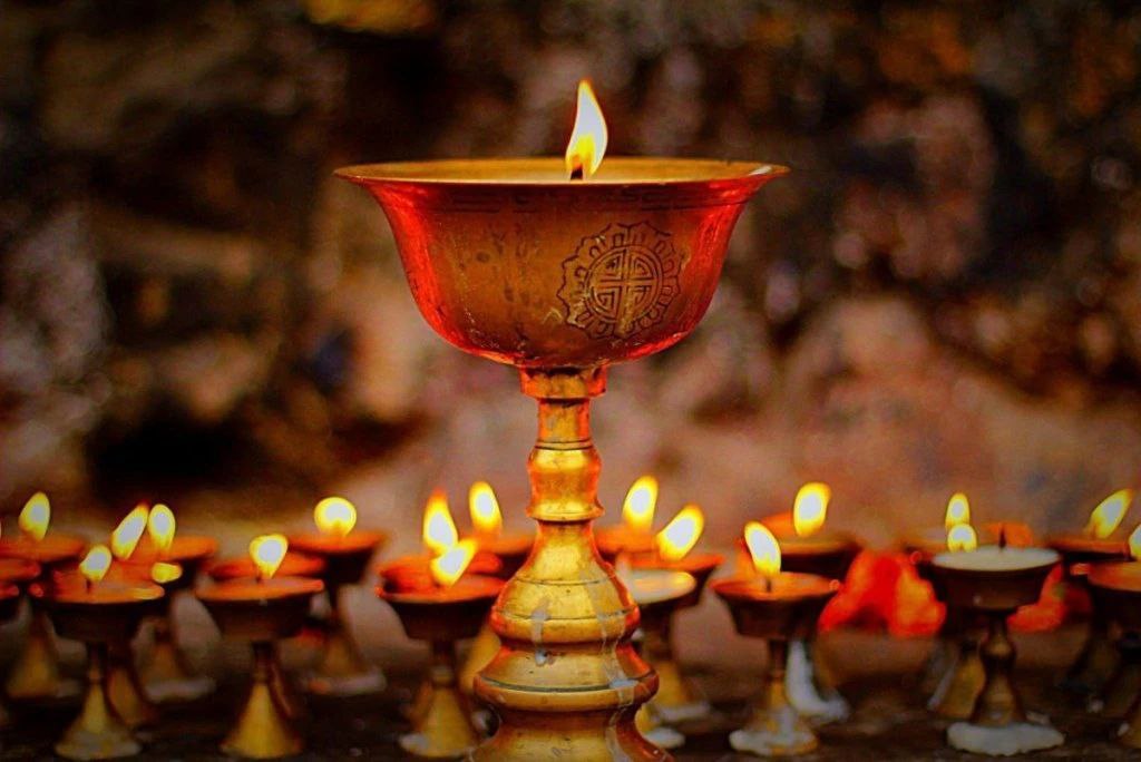 Максим Сорокин: Кндт элстихн, рмд!. . арах Моа ил кишгн лд, Орах Мрн ил лзт болтха! Авах наснтн ут болтха, Кишгтн бат болтха! Зулын сн др байрта болтха! Дорогие элистинцы, друзья! Пусть уходящий год Змеи оставит только...